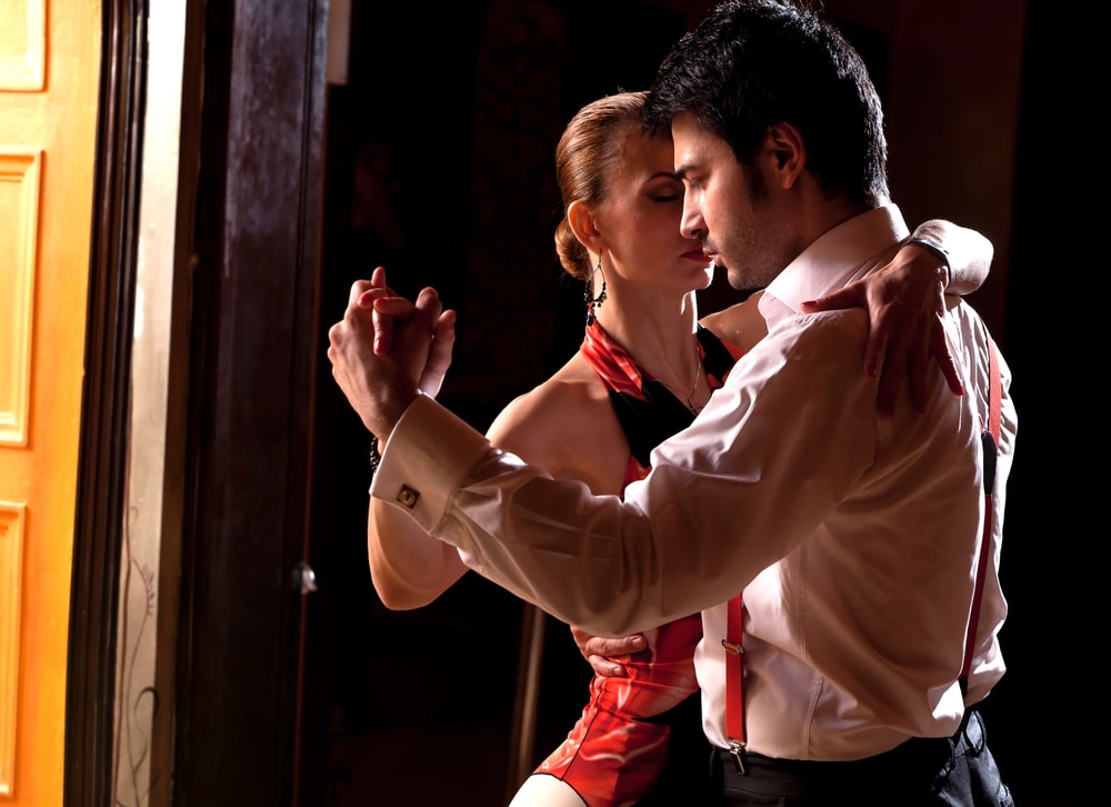 couple-dancing-tango-closely-together