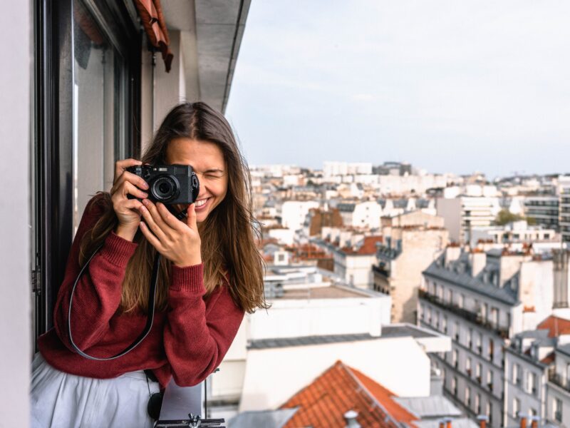 girl-with-camera-city