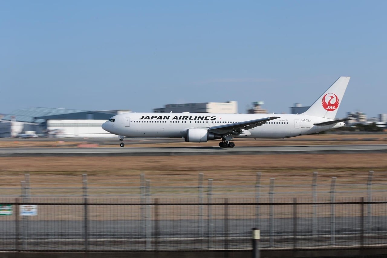 japan-airlines-plane-on-runway