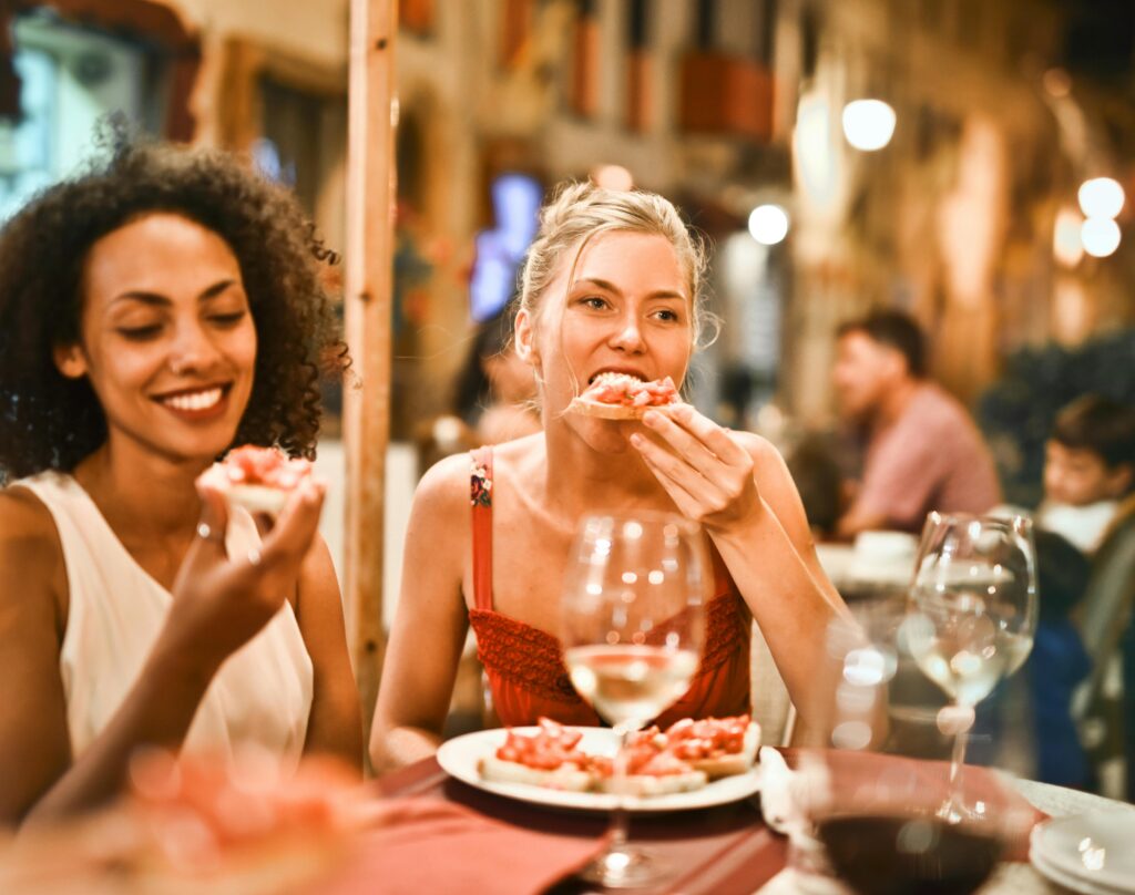 woman-eating-pizza-at-restaurant