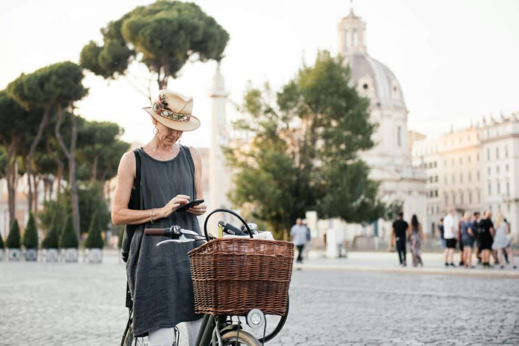 woman-texting-in-Italy