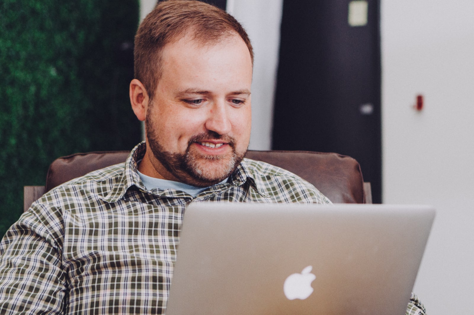 man learning bolivian spanish on his laptop