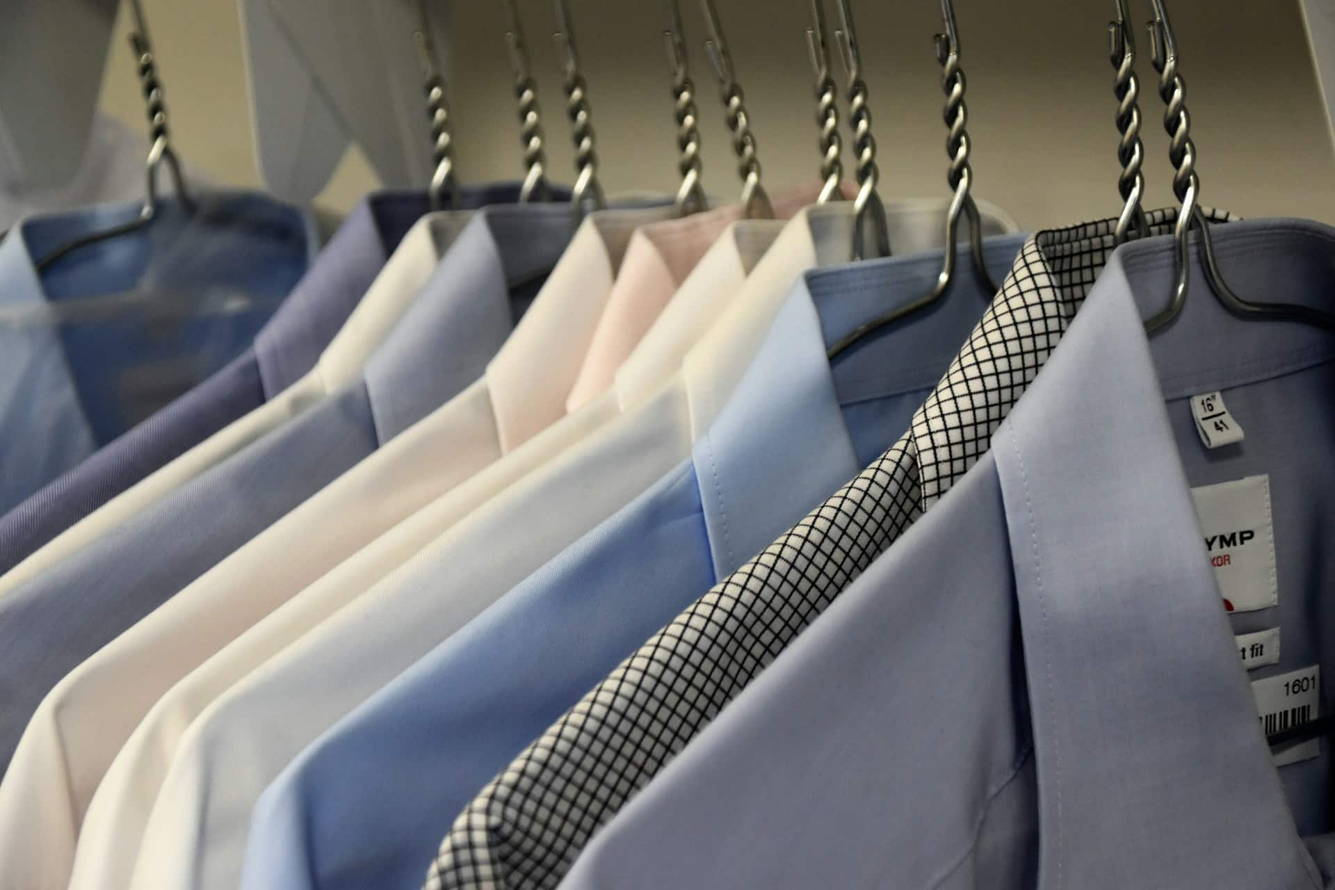 row-of-neatly-pressed-mens-suits-on-hangers