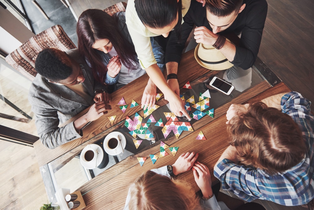 friends playing board games in french