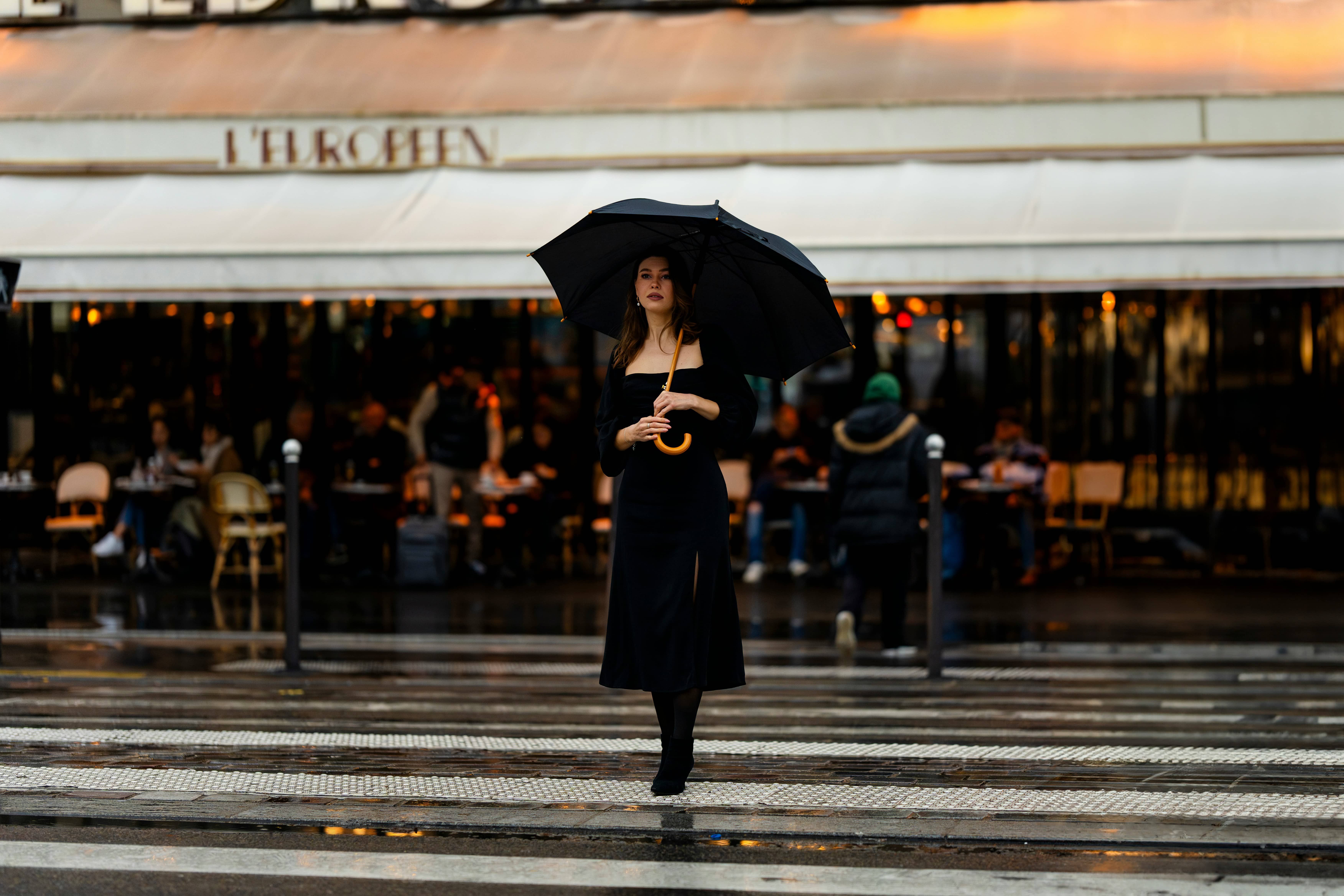 woman-with-umbrella-in-Paris