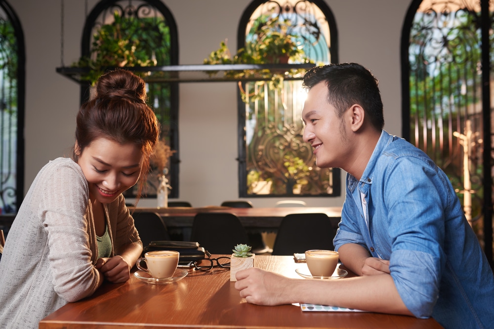 couple-flirting-at-restaurant