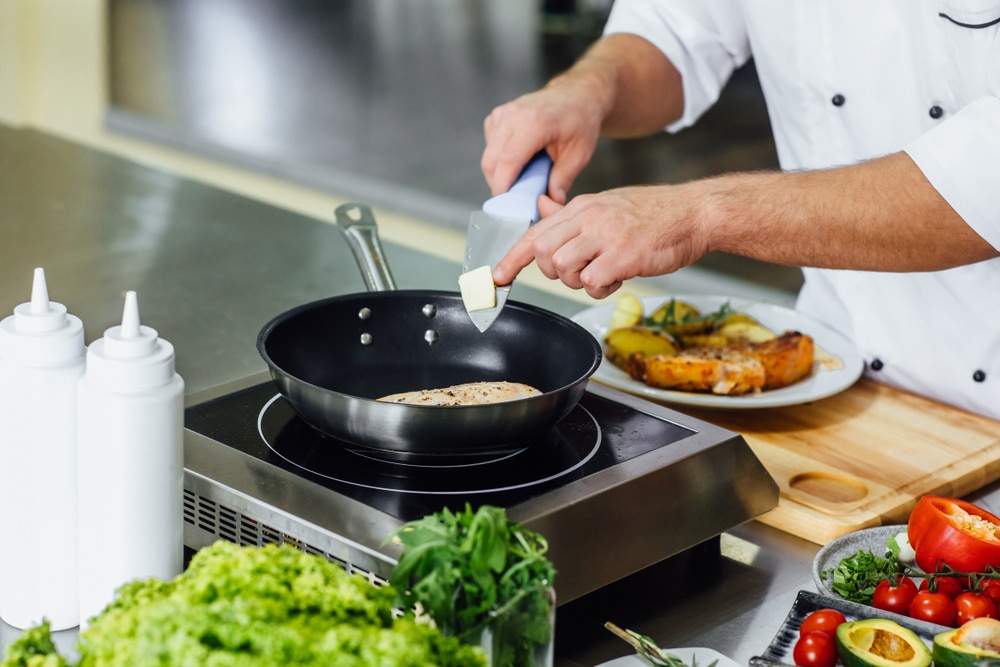 Chef-roasting-chicken-at-restaurant