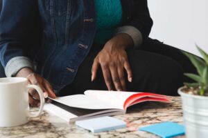 woman-reading-at-coffee-table