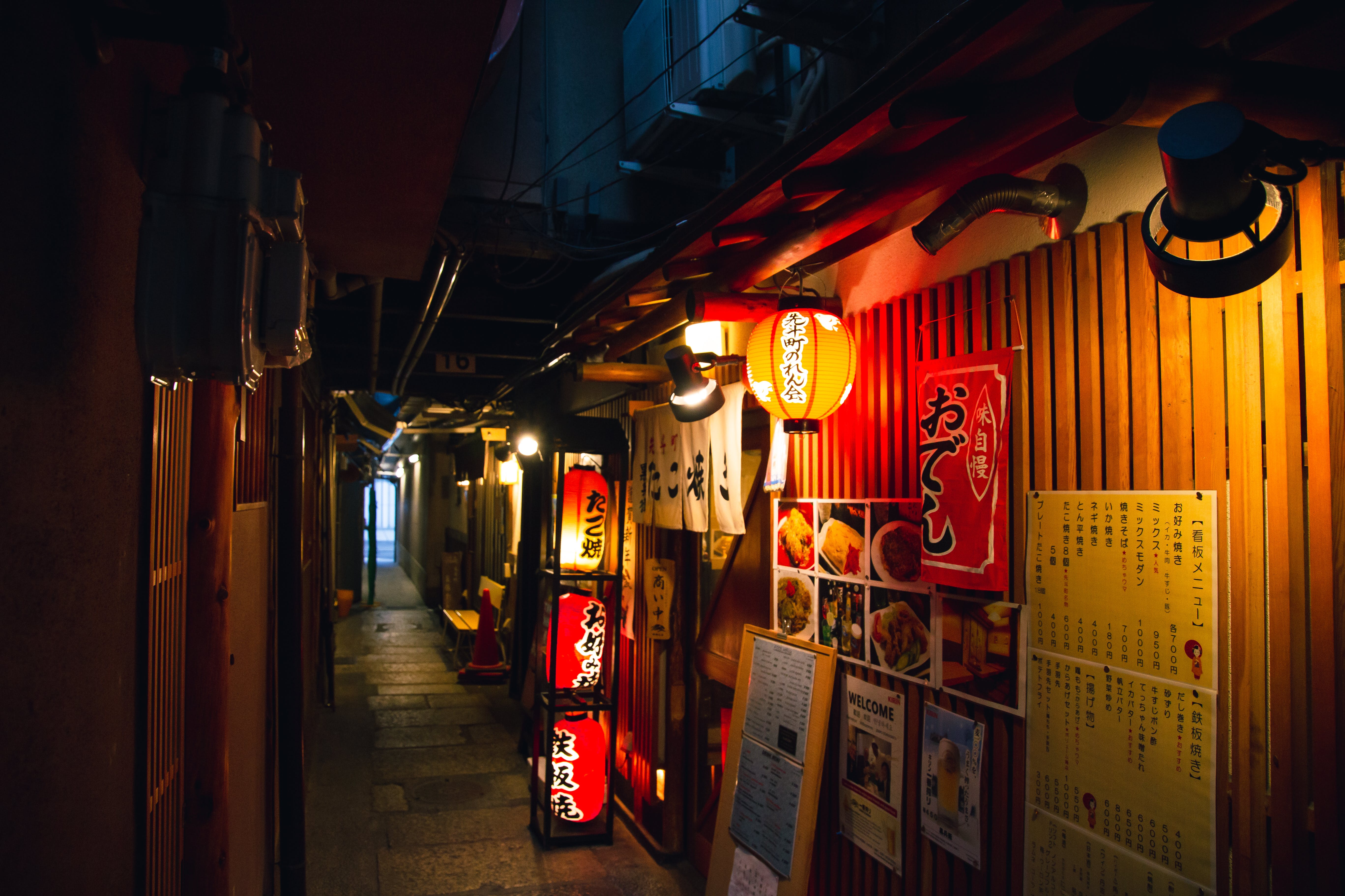 Lit up lanterns outside a Japanese tavern at night